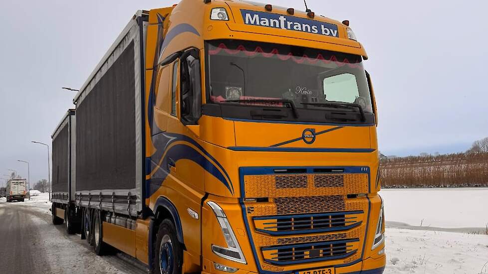 Een vrachtwagen van Mantrans B.V. in de winterse omstandigheden.