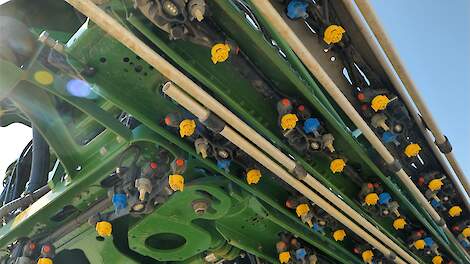 Doppen in verschillende kleuren op ingeklapte spuitboom.