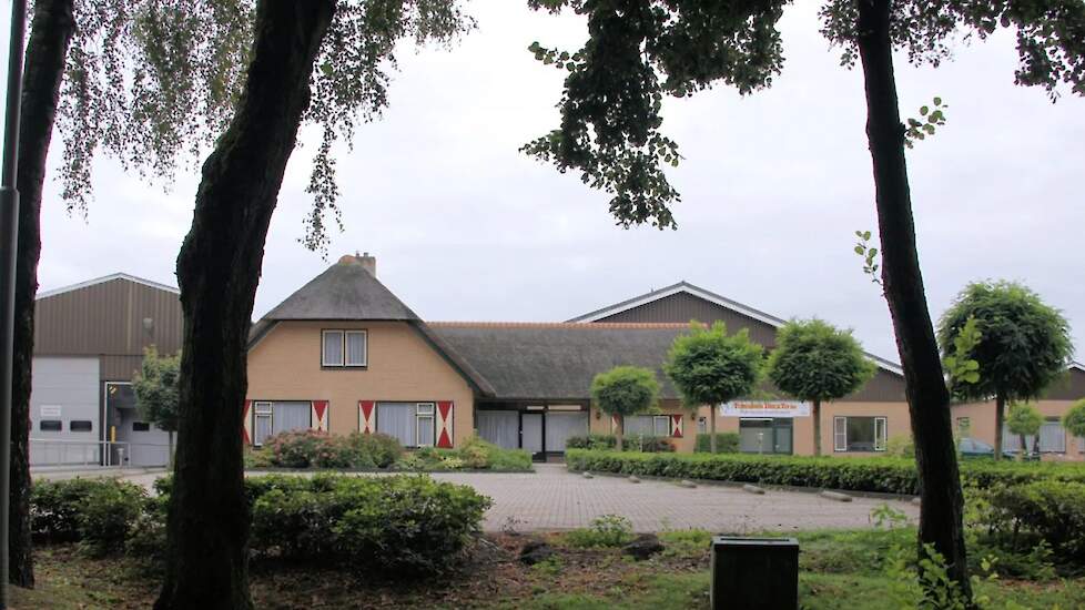 De gemeente Ermelo trekt alle vergunningen van eendenslachterij Tomassen Duck-To in en weigert de nieuw aangevraagde omgevingsvergunning.