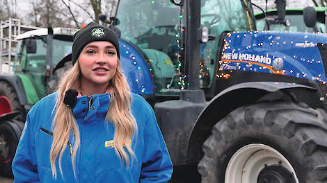 Een student van het Zone College in Doetinchem voor een versierde trekker