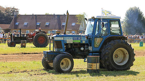 Twee trekkers die niet gebouwd zijn voor dit werk. Ze leggen het in wendbaarheid duidelijk af tegen de kleinere trekkers.
