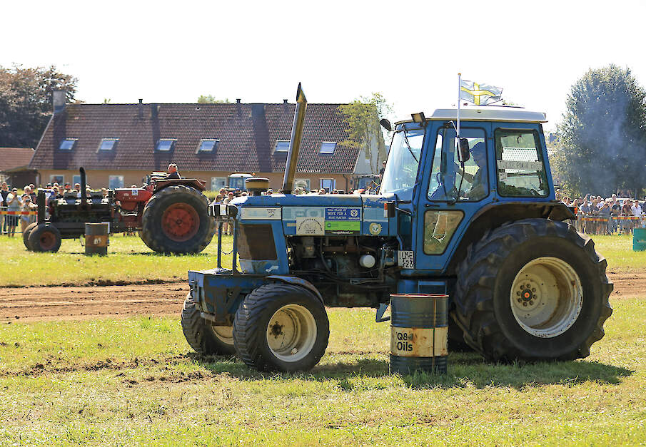 Twee trekkers die niet gebouwd zijn voor dit werk. Ze leggen het in wendbaarheid duidelijk af tegen de kleinere trekkers.