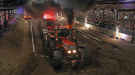 Met de trekker voor de afgeladen volle tribunes langs.