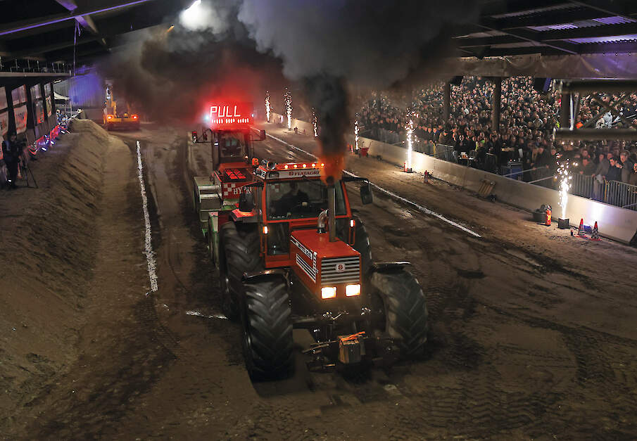 Met de trekker voor de afgeladen volle tribunes langs.
