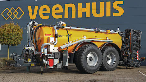 De Veenhuis Evora in volle glorie voor de fabriek van de SV Groep in Rijssen.