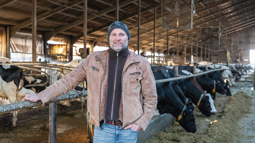 Melkveehouder Hendrik Schuurmans in de koeienstal van zijn bedrijf in Wergea.