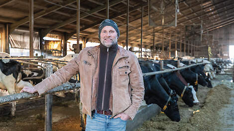 Melkveehouder Hendrik Schuurmans in de koeienstal van zijn bedrijf in Wergea.