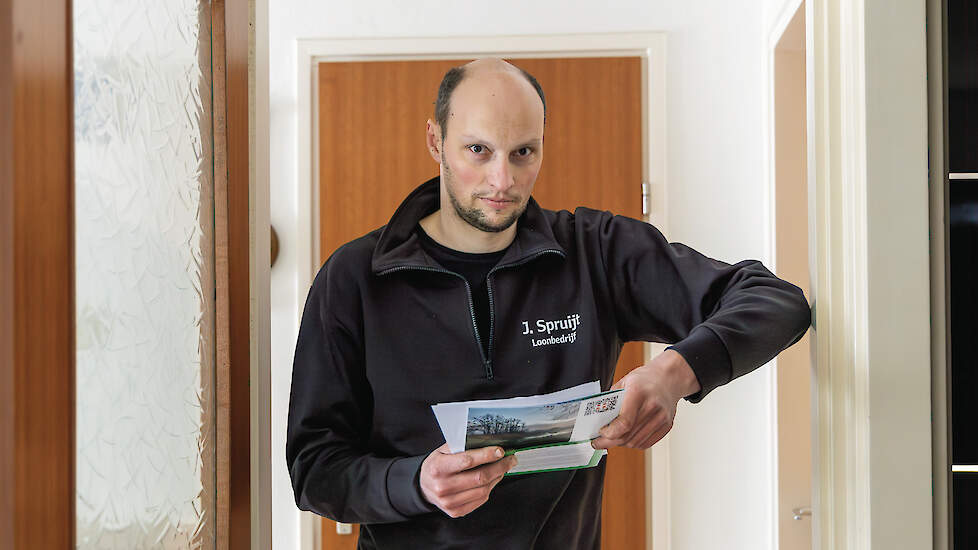 Melkveehouder Johan Spruijt, met de aangetekende brief in zijn handen.