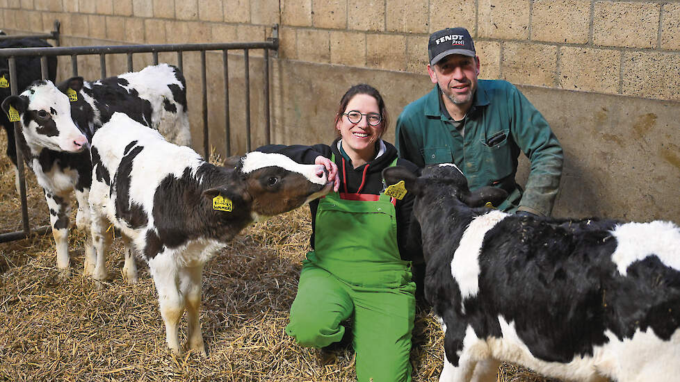 Kristel en Mark Vanhommerig tussen de kalveren
