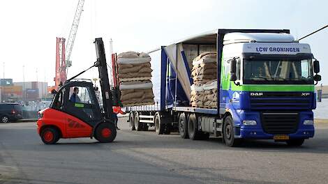 Transport van aardappelen in de haven.