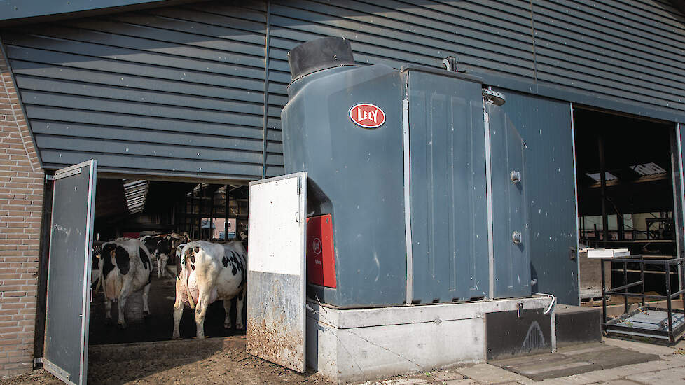 Het CowToilet van Hanskamp (inzet) en de Lely Sphere op een melkveebedrijf in Klundert.