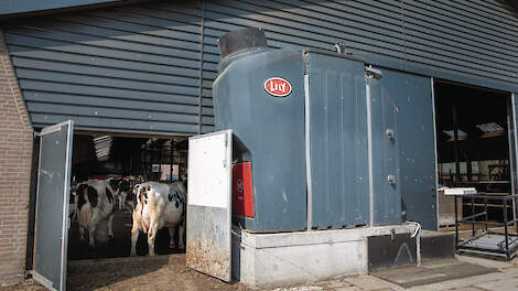 Het CowToilet van Hanskamp (inzet) en de Lely Sphere op een melkveebedrijf in Klundert.