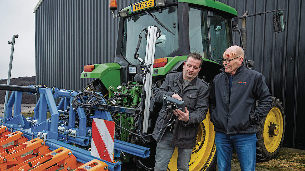 Akkerbouwers Geert Lindenhols en Luuk Bouwers