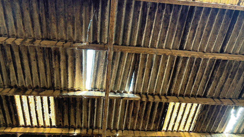 De dakconstructie die is losgerukt door de tornado