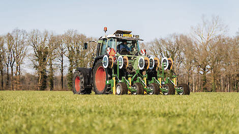 Boer die bemest zijn land met behulp van het Smartdrip systeem