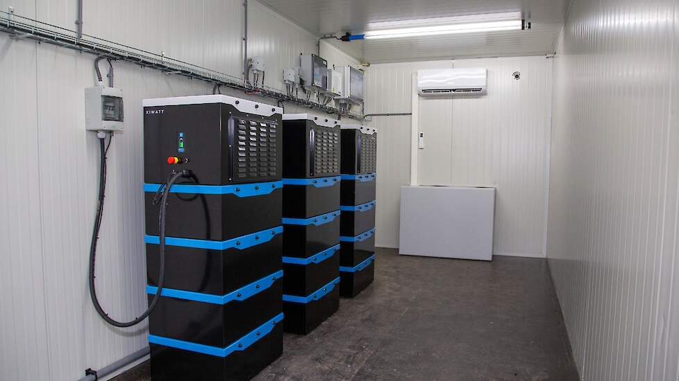 Pluimveehouders investeren soms noodgedwongen honderdduizenden euro&rsquo;s in accu&rsquo;s voor de opslag van zonne-energie omdat hun stroomvoorziening ontoereikend is en deze niet op korte termijn kan worden verzwaard.