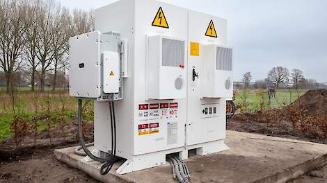 Varkenshouders investeren soms noodgedwongen honderdduizenden euro&rsquo;s in accu&rsquo;s voor de opslag van zonne-energie omdat hun stroomvoorziening ontoereikend is en deze niet op korte termijn kan worden verzwaard.