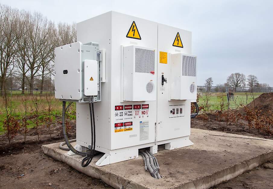 Varkenshouders investeren soms noodgedwongen honderdduizenden euro&rsquo;s in accu&rsquo;s voor de opslag van zonne-energie omdat hun stroomvoorziening ontoereikend is en deze niet op korte termijn kan worden verzwaard.