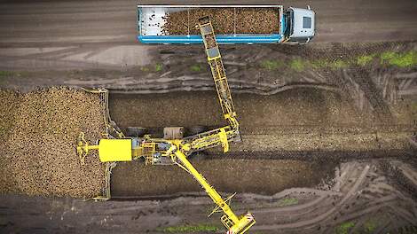 Ropa Maus 6 Loonbedrijf Ellen uit Klazienaveen  aan het suikerbieten laden