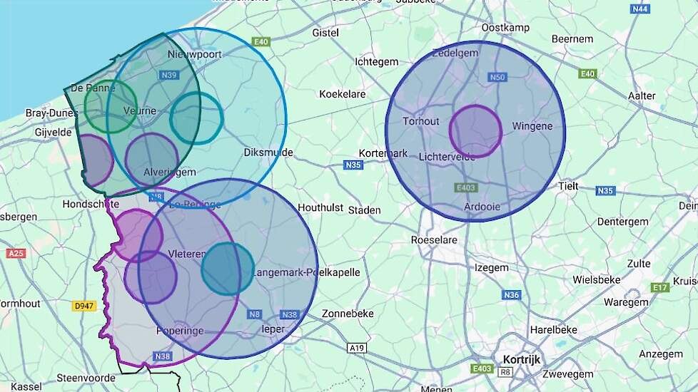 Aangezien het besmette vleeskuikenbedrijf aan de rand van de bewakingszone Alveringem ligt, breidt de beperkingszone Veurne-Alveringem oostwaarts uit. Hierdoor worden zo&rsquo;n 35 bijkomende pluimveehouderijen getroffen.