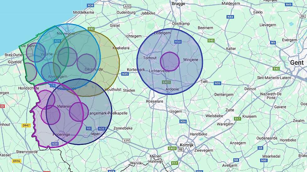 Aangezien het getroffen vleeskuikenbedrijf aan de rand van de bewakingszone Veurne ligt, breidt de beperkingszone Veurne-Alveringem oostwaarts richting Wingene uit. Zo&rsquo;n 20-tal bijkomende pluimveehouderijen worden hierdoor getroffen.