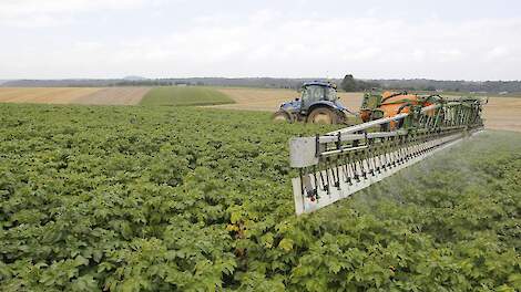 Wingssprayer op aardappelveld in Zuid-Limburg.