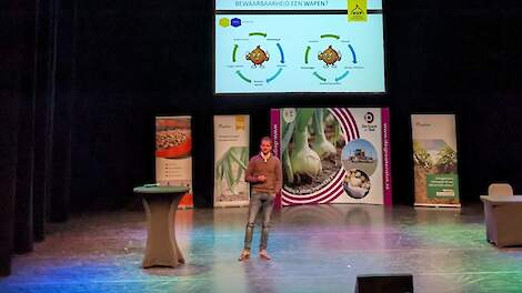 Lindert Moerdijk spreekt uientelers aan tijdens de Themadag Uien in Dronten.