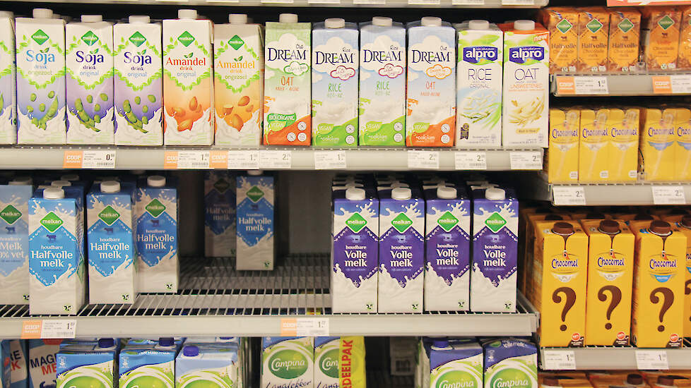 Plantaardige melkvervangers in het supermarktschap