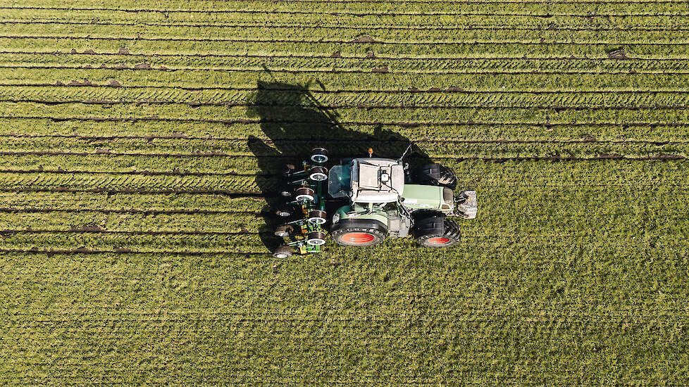 De slangen worden met een speciaal ontworpen machine met een tussenafstand van 60 centimeter in de grond gebracht.