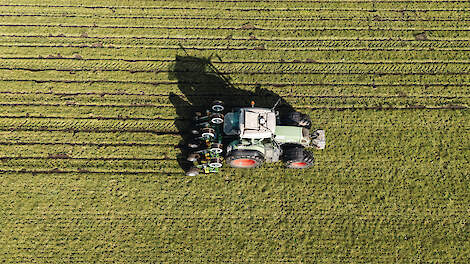 De slangen worden met een speciaal ontworpen machine met een tussenafstand van 60 centimeter in de grond gebracht.