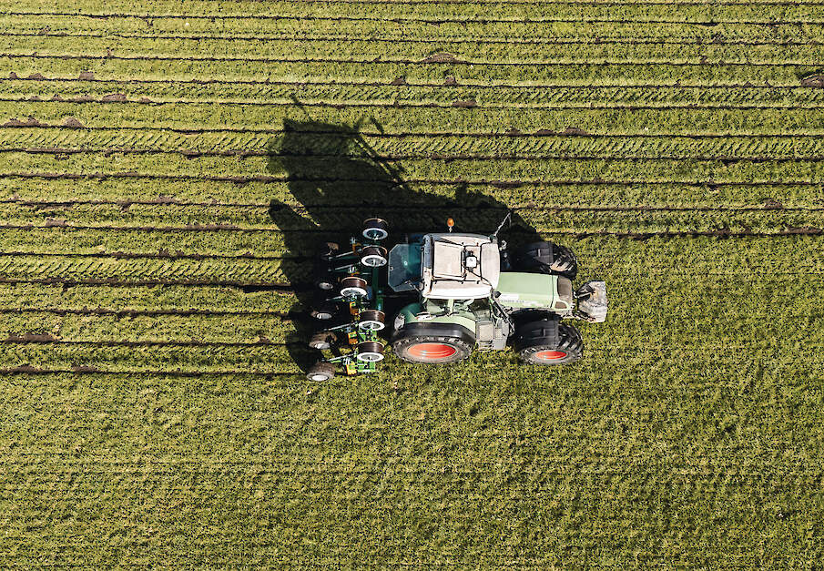 De slangen worden met een speciaal ontworpen machine met een tussenafstand van 60 centimeter in de grond gebracht.