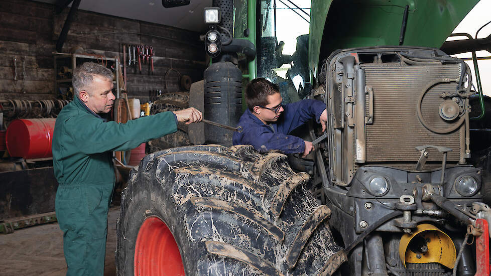 Medewerkers voeren onderhoud aan een trekker uit
