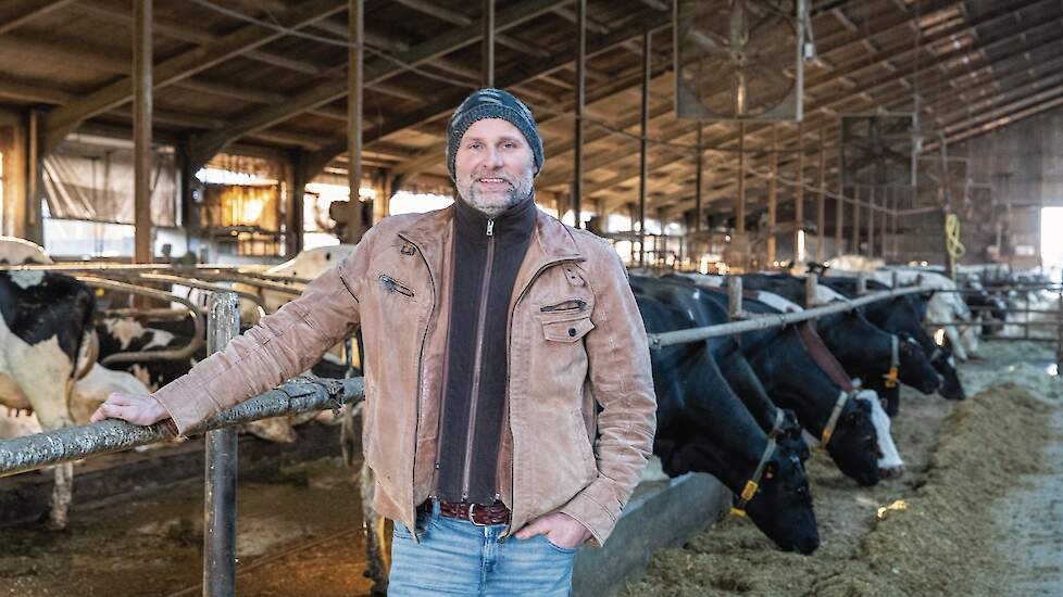 Melkveehouder Hendrik Schuurmans in de koeienstal van zijn bedrijf in Wergea.