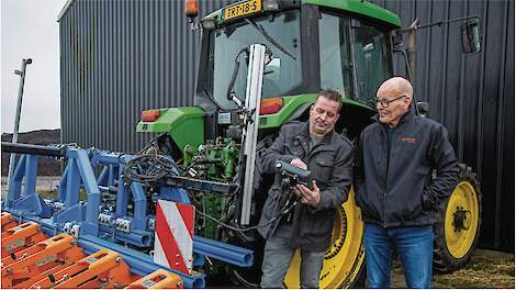 Akkerbouwers Geert Lindenhols en rechts Luuk Bouwers bedienen de terminal van de nieuwe camera-gestuurde schoffel.
