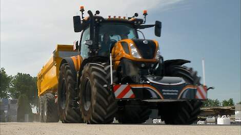 New Holland T7.245 AC met VGM Rocky 24 kipper in het zandtransport