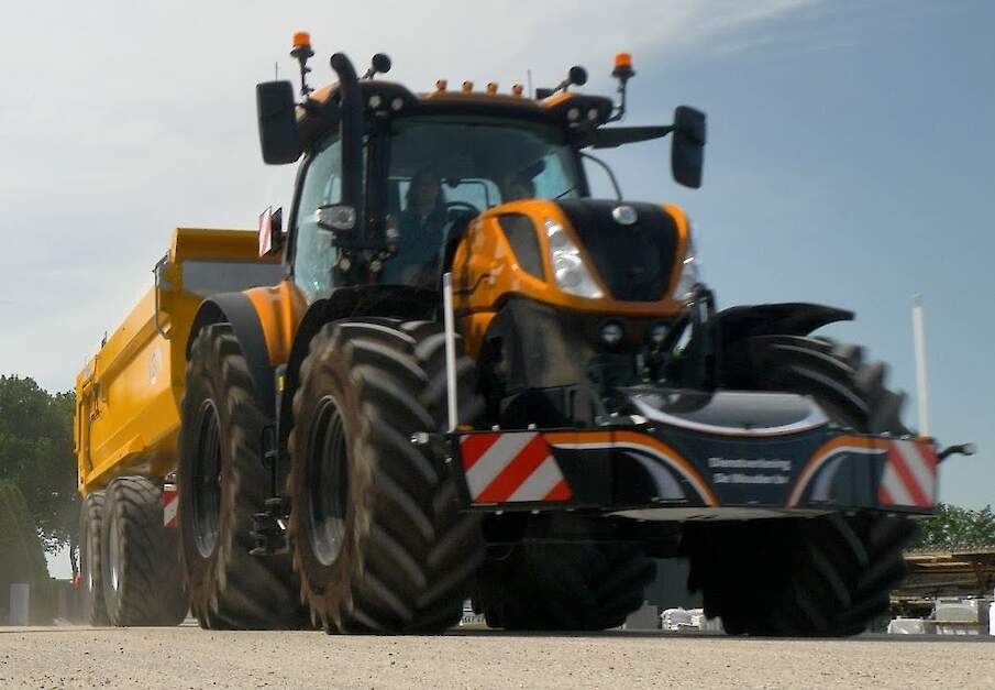 New Holland T7.245 AC met VGM Rocky 24 kipper in het zandtransport