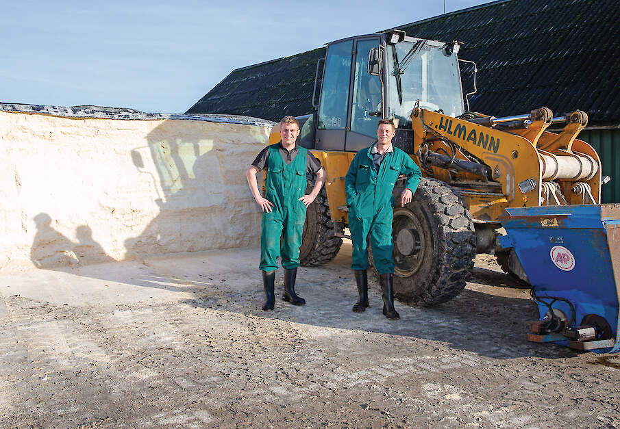 Beoogd opvolger Joris Meerdink (20) en Wim Meerdink (48) op hun vleesvarkensbedrijf in buurtschap Huppel bij Winterswijk (GD).