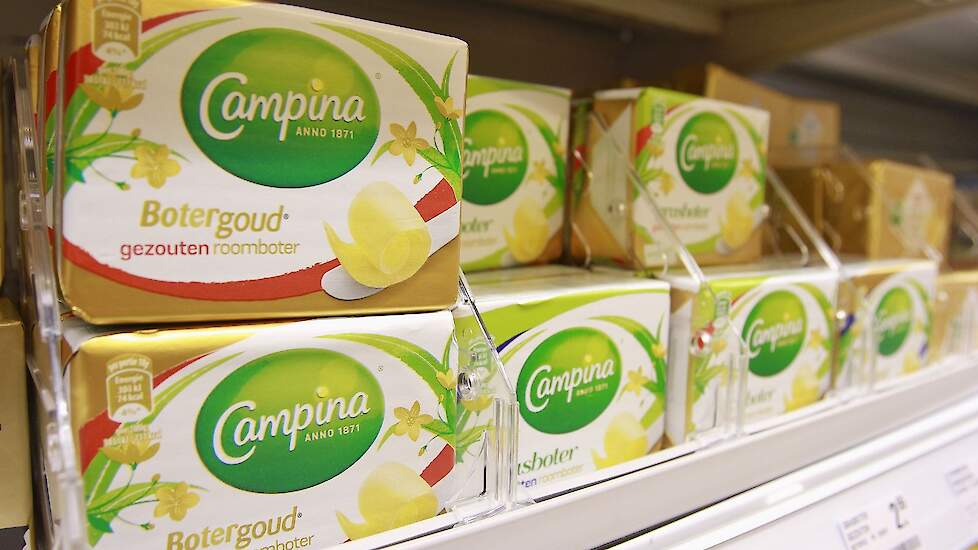 Pakken roomboter in het supermarkschap.