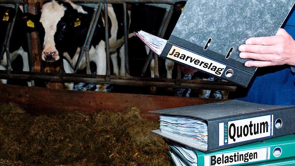 Archiefmappen met papieren over het melkquotum en rekeningen.