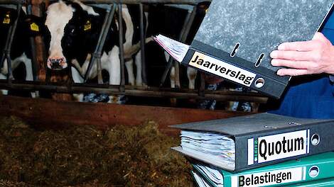 Archiefmappen met papieren over het melkquotum en rekeningen.