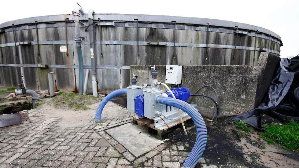 Een mestsilo met overpompsysteem.