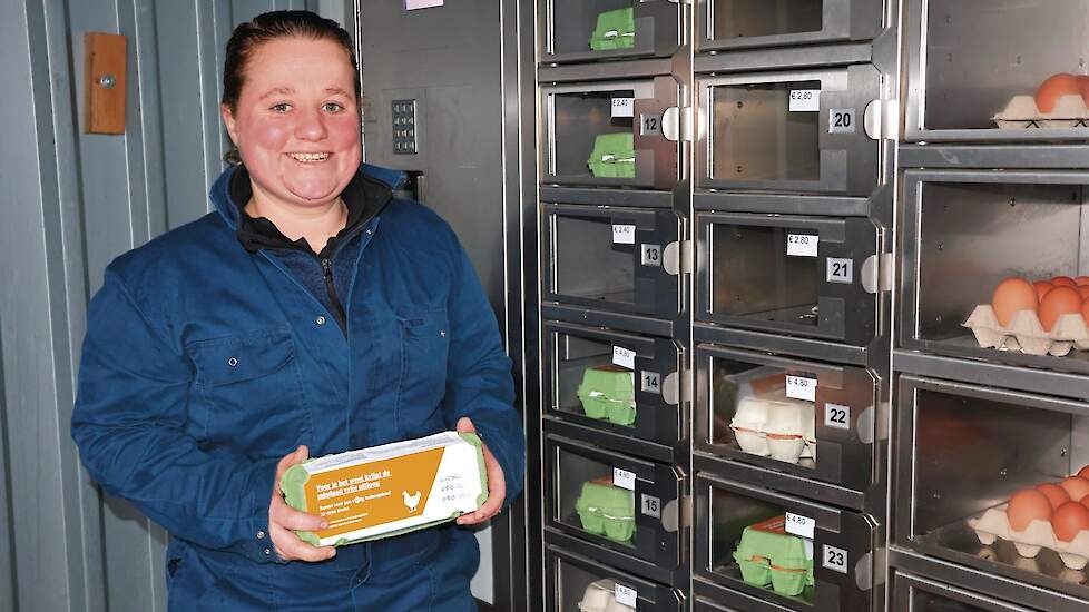 Pluimveehouder Femke van den Berg is blij met de eierdoosjes in haar automaat: &lsquo;Samen houden we het buitengebied veilig&rsquo;. Femke van de Plas (vertrouwenspersoon Veilig Buitengebied, niet op de foto) zette de actie op met PVO Brabant-Zeeland.