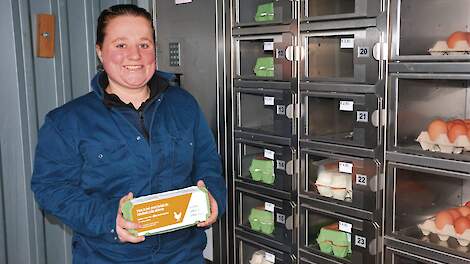 Pluimveehouder Femke van den Berg is blij met de eierdoosjes in haar automaat: &lsquo;Samen houden we het buitengebied veilig&rsquo;. Femke van de Plas (vertrouwenspersoon Veilig Buitengebied, niet op de foto) zette de actie op met PVO Brabant-Zeeland.