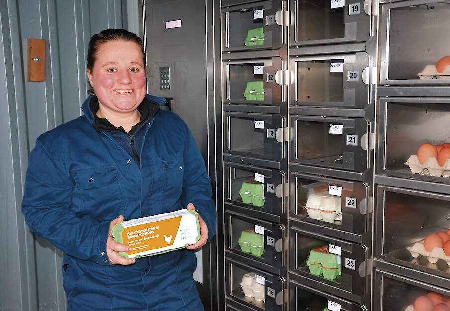 Pluimveehouder Femke van den Berg is blij met de eierdoosjes in haar automaat: &lsquo;Samen houden we het buitengebied veilig&rsquo;. Femke van de Plas (vertrouwenspersoon Veilig Buitengebied, niet op de foto) zette de actie op met PVO Brabant-Zeeland.