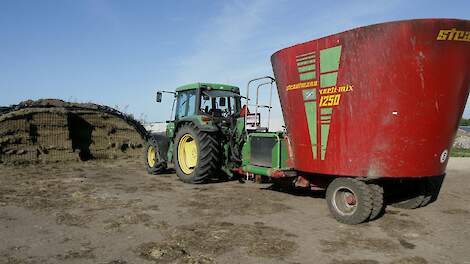 Mengwagen Strautmann met John Deere trekker bij de kuil