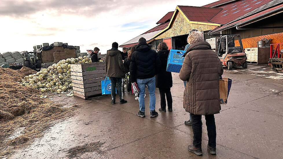 Consumenten in de rij om hun kolen op te halen, Stadsboerderij Almere, vliervelden.