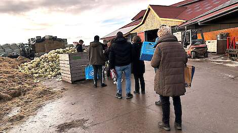 Consumenten in de rij om hun kolen op te halen, Stadsboerderij Almere, vliervelden.