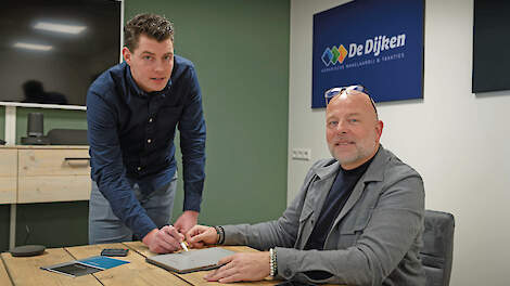 Productierechtenhandelaar Pieter Schuit (links) en agrarisch makelaar Jakko Bregman werken samen vanuit Middenmeer.