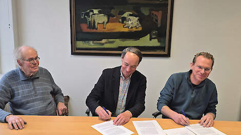 De ondertekening van het pachtcontract met Thomas Pepping (links), wethouder Ernest Bri&euml;t en Jan Pepping.