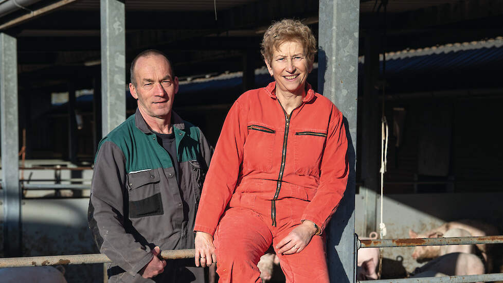 Bas en zijn vrouw Els Kruisselbrink bij hun biologische vleesvarkens